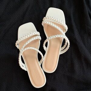 Cushionsire memory foam ivory colored sandal, women’s size 10